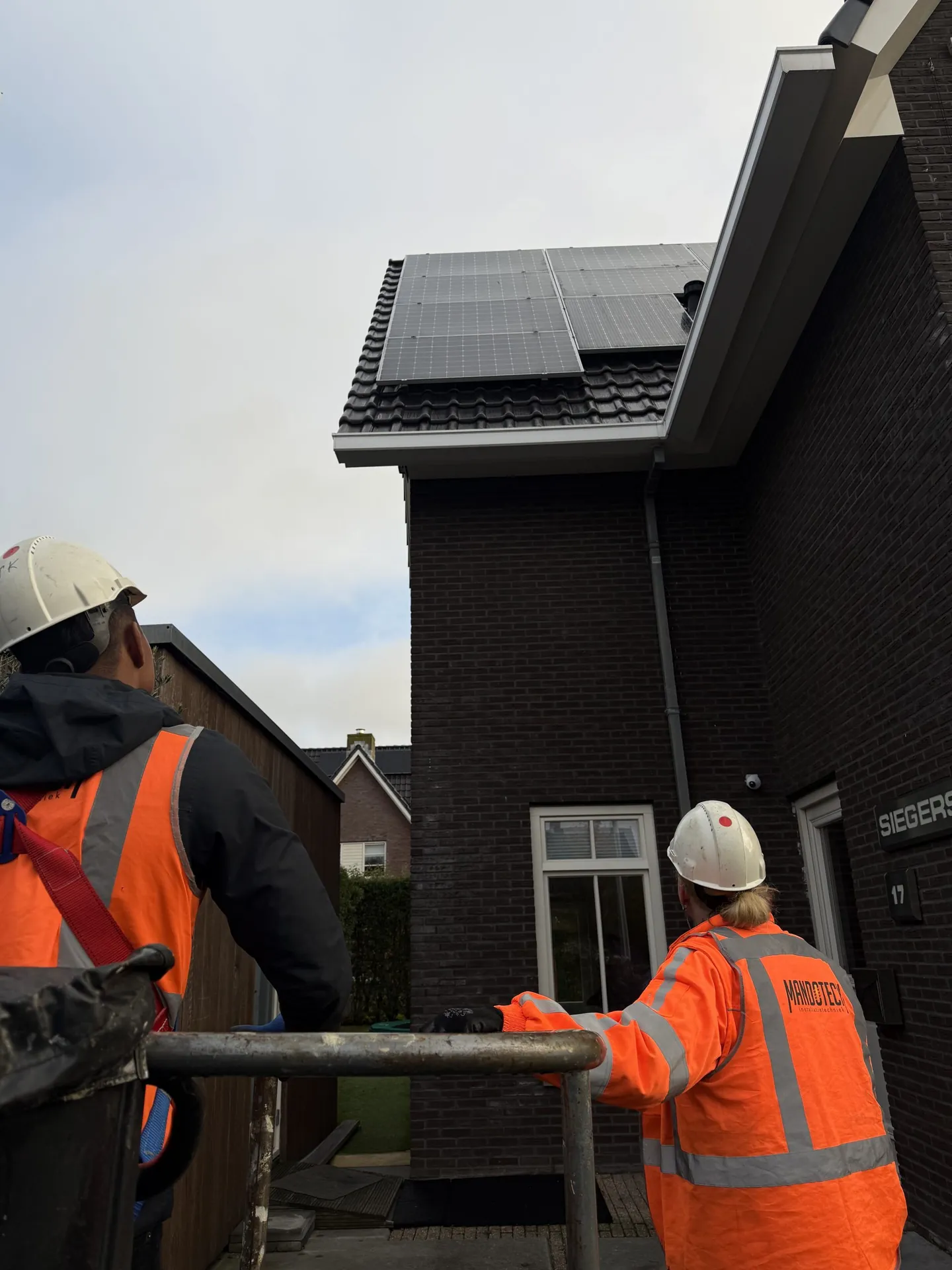 Laatste controle vanaf de grond. Project Nootdorp in Nootdorp door Mandotech