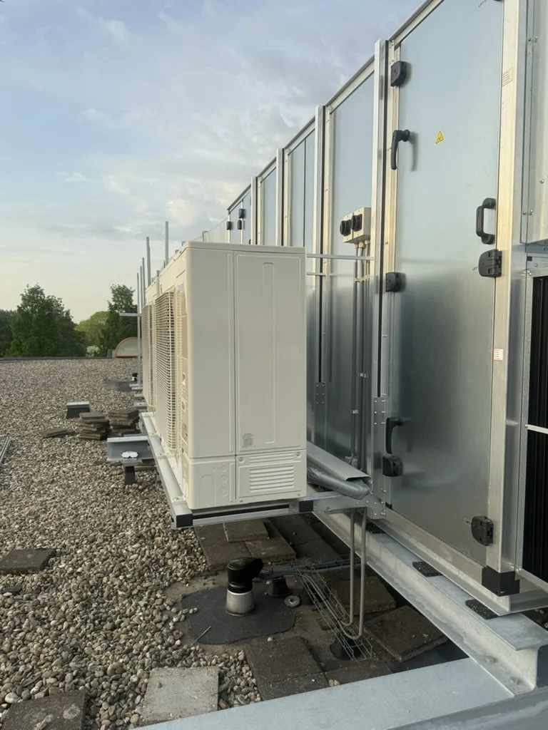 Warmtepompen en luchtbehandelingskasten. Project Spijkenisse in Spijkenisse door Mandotech