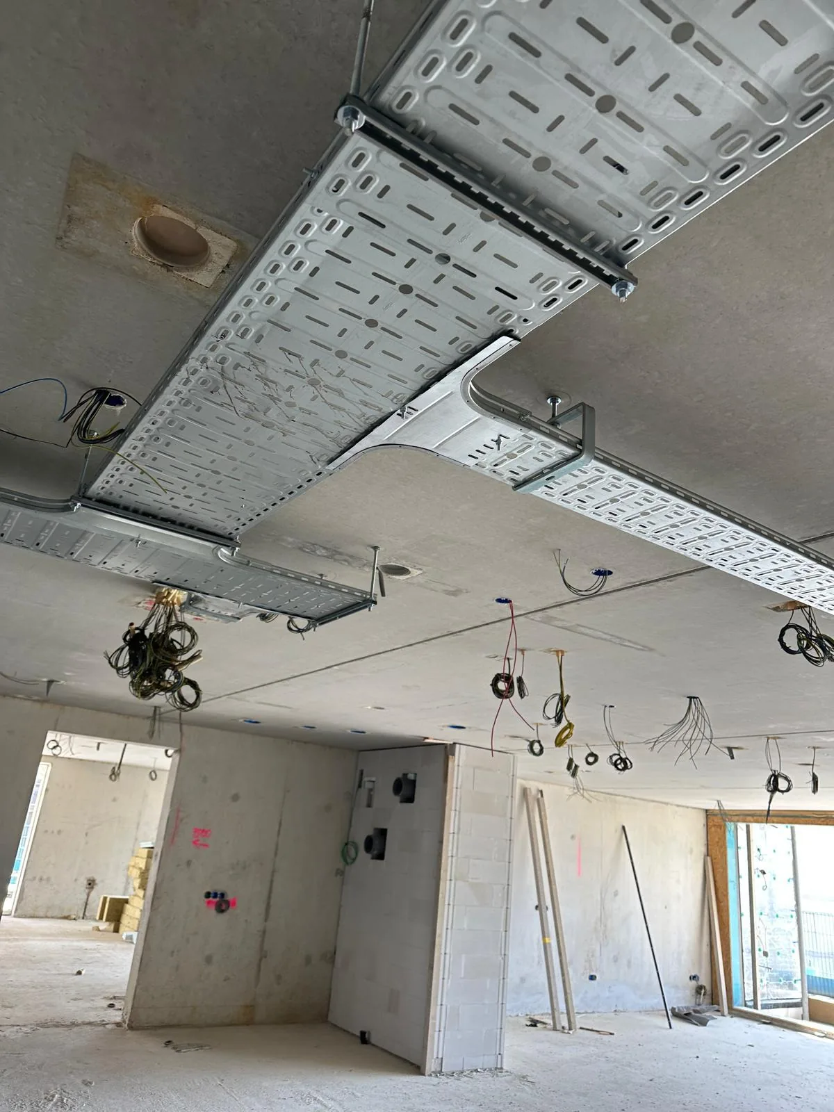 Kabelgoten in een bedrijfshal, Elektra & installaties door Mandotech
