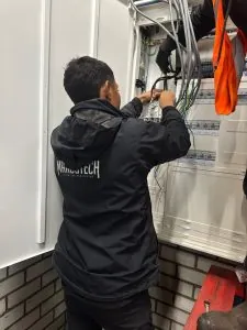 Mandotech monteur werkt aan een schakelkast