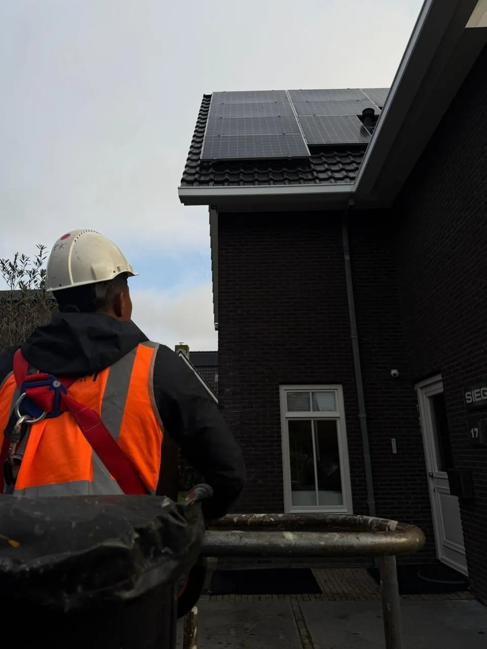 Laatste blik omhoog. Project Nootdorp in Nootdorp door Mandotech