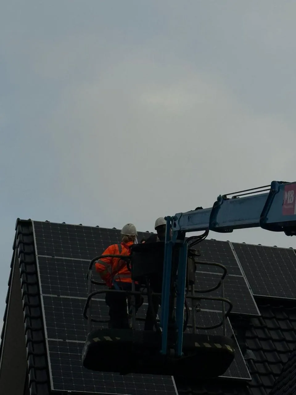 Plaatsing vanaf de hoogwerker. Project Nootdorp in Nootdorp door Mandotech