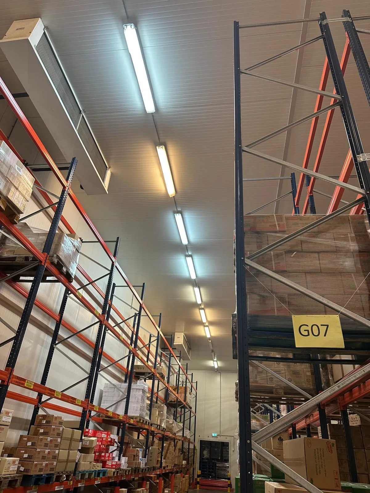 De oude situatie: fluorescente verlichting. Oriental Holding Europe in Hoofddorp door Mandotech