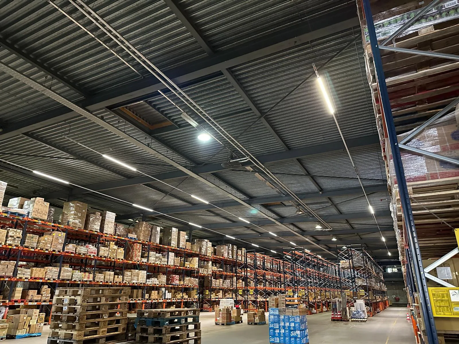 Consistent verlicht, hal na hal. Oriental Holding Europe in Hoofddorp door Mandotech
