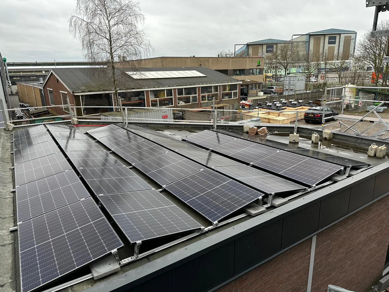 Vroege ochtend, vol vermogen, Zonnepanelen, laadpalen & verduurzaming door Mandotech